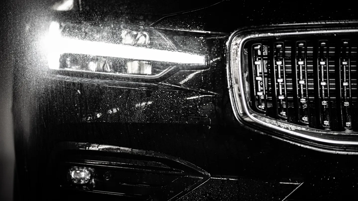 Volvo V60 Cross Country Roadtrip in den Schweizer Alpen, washing volvo v60 -44. — Bild 3