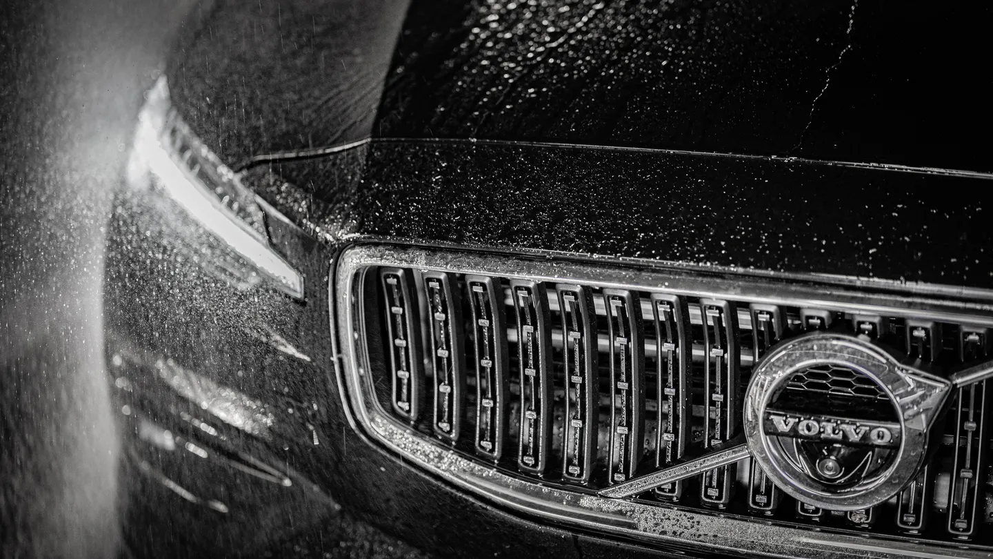 Volvo V60 Cross Country Roadtrip in den Schweizer Alpen, washing volvo v60 -48. — Bild 2