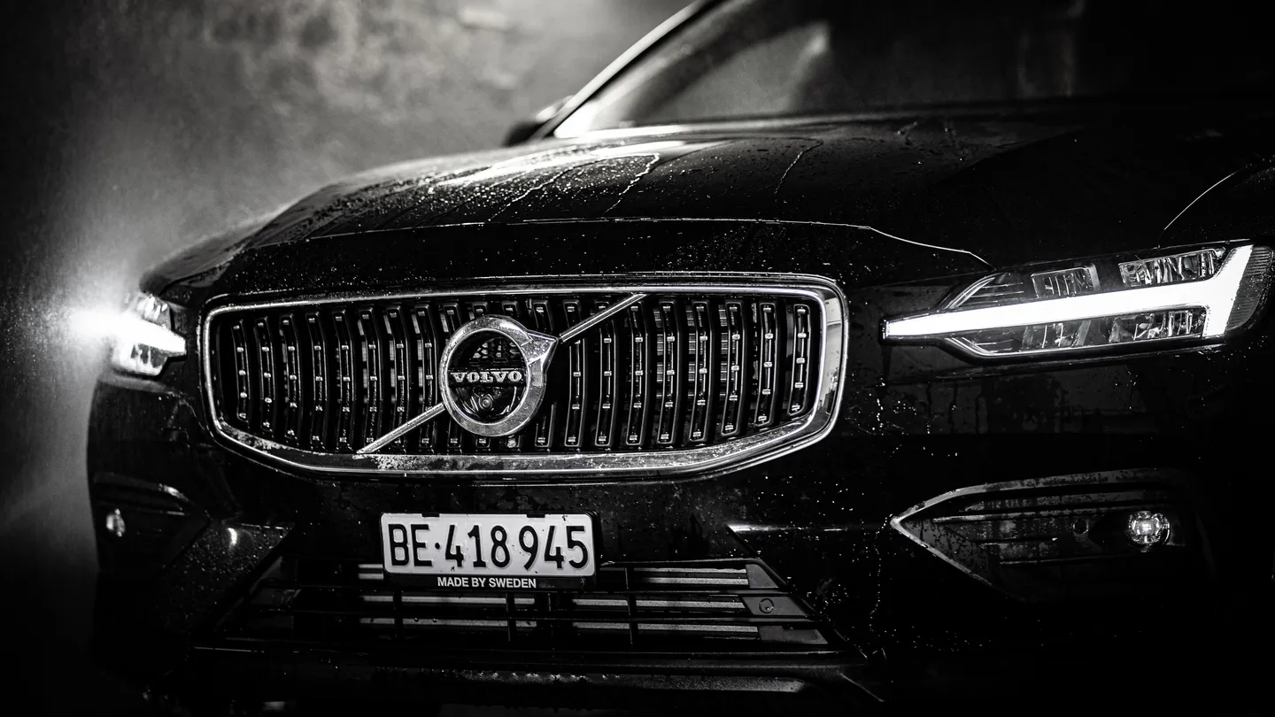 Volvo V60 Cross Country Roadtrip in den Schweizer Alpen — Serie CARS